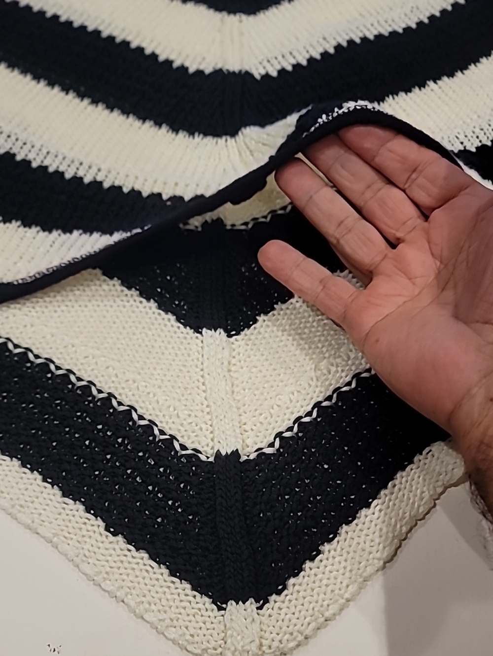 RD Style Slim Black and White Chevron Knit Sweater Large - Picture 6 of 11